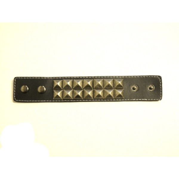 Sort læderarmbånd med pyramidnitter Black
