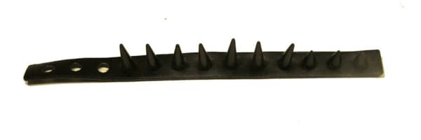 Svart armbånd med sorte gumminagler Black