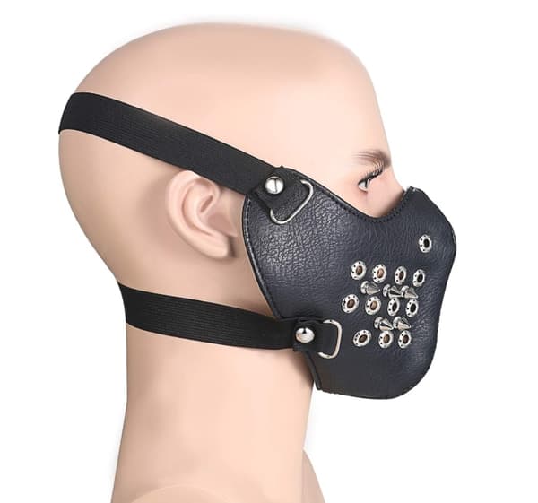 Sort ansigtsmaske i kunstlæder med perforerede ringe og pigge