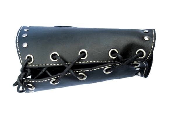 Stort læderarmbånd med kryds og nitter