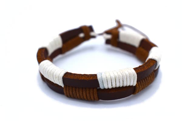 Brun och vit läderarmband Brun