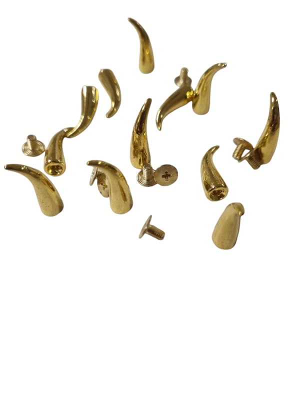 Guldfärgade böjda nitar Guld
