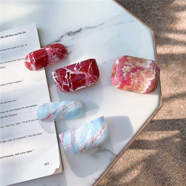 Iskunkestävä marmorikuori AirPods Prolle Red Variant 2