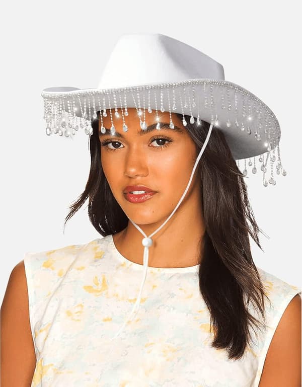 Hvit cowboyhatt for kvinner, med glitrende strassfranser