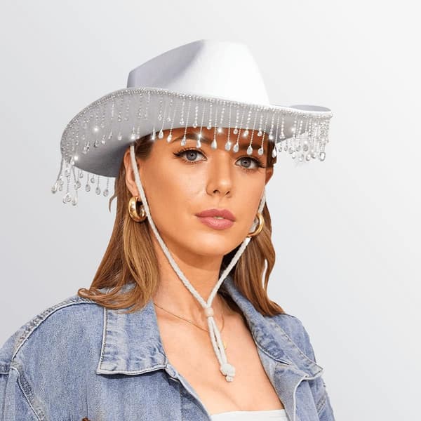Hvit cowboyhatt for kvinner, med glitrende strassfranser