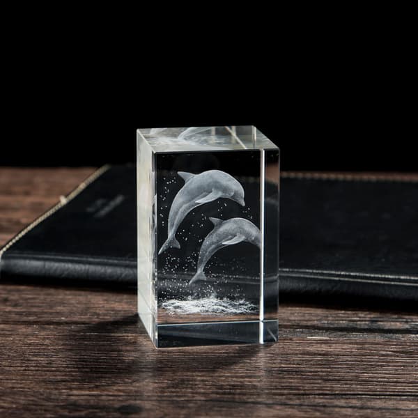 Lasergraverad kristalldekoration - 3D delfindesign - Presentförpackning (50 x 50 x 80 mm)