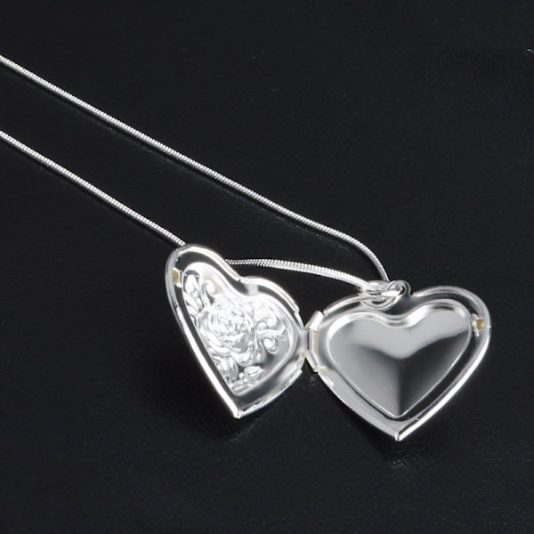 Silverhalsband med öppningsbart medaljong - Hjärta med blomma silver