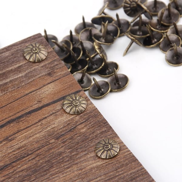 500 st klädselspik med blommönster Vintage dekorativa naglar antik