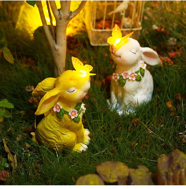 Aurinkoinen puutarhapatsas kaniini sisustus pupu pitelee perhosta aurinkoa