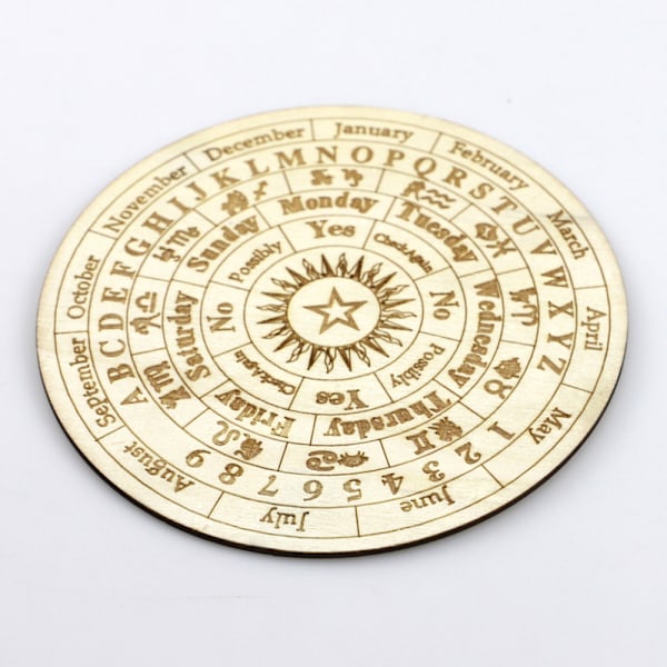 Puinen ennustuspöytä tähti- ja aurinkokuvioilla, astrologia, sauvaus, metafyysinen viesti, pyöreä levy, noituuden työkalu