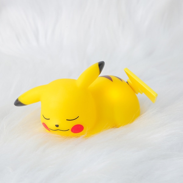 Söt Pikachu nattlampa i tjejigt sovrum