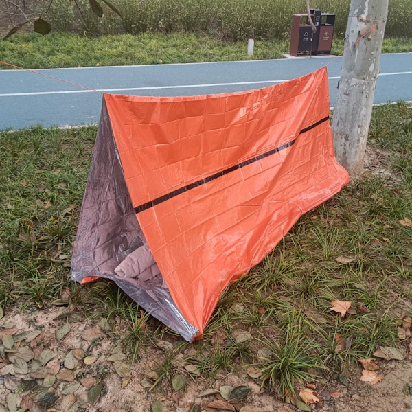 Life Tent - Hätätilanteen selviytymisteltta - 2 hengen hätätilanteen teltta - Voidaan käyttää selviytymisteltana, hätämajoituksena, putkiteltana, selviytymispeitteenä - Mukana selviytymispilli ja paracord