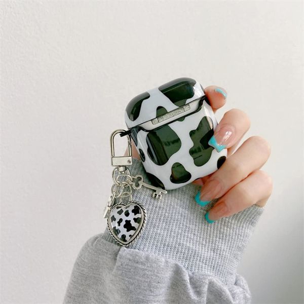 Kompatibel med AirPods-etui med søde ko-sort-hvid nøglering-design