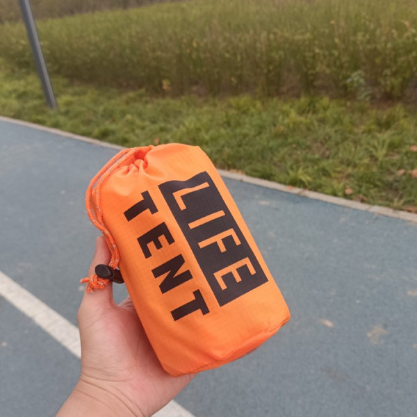 Life Tent - Hätätilanteen selviytymisteltta - 2 hengen hätätilanteen teltta - Voidaan käyttää selviytymisteltana, hätämajoituksena, putkiteltana, selviytymispeitteenä - Mukana selviytymispilli ja paracord