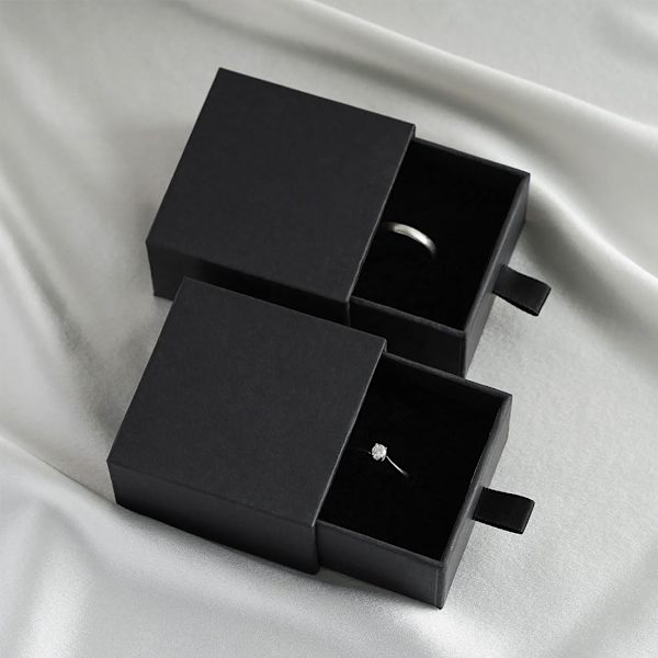 Smyckesask i papper för gåvor, 9 * 9 * 1,7 cm / 3,5 * 3,5 * 0,6 tum, liten presentask för halsband, örhängen, ringar - svart