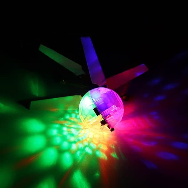 Flyvende bold med LED-lys, mini dronelegetøj med 360 ° rotation,