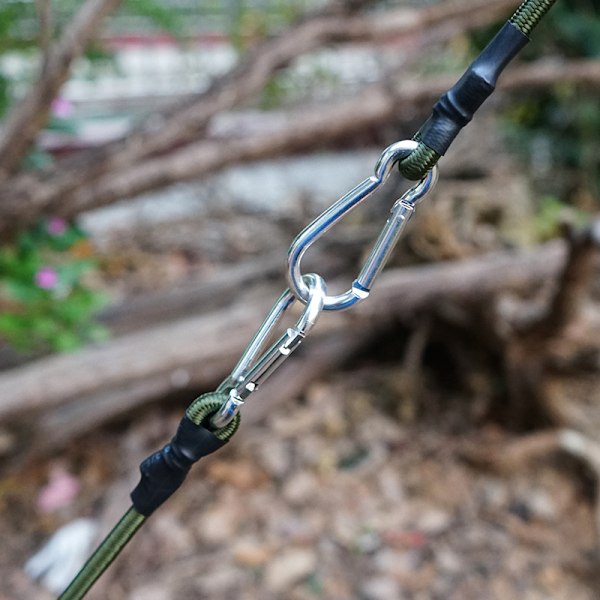 4 kappaleen setti benji-kiristimiä karabiinilla, 30 cm benji-narua karabiinilla, joustava matkatavaranaru, kestäviä joustavia hihnoja koukuilla, yhteensopiva Cam