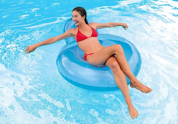 1 stk. blank oppustelig poolstol, tilfældig farve