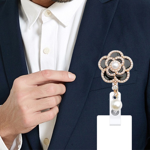 Tilbageholdelig badgeholder med karabinhage-klips og nøglering til ID-kort