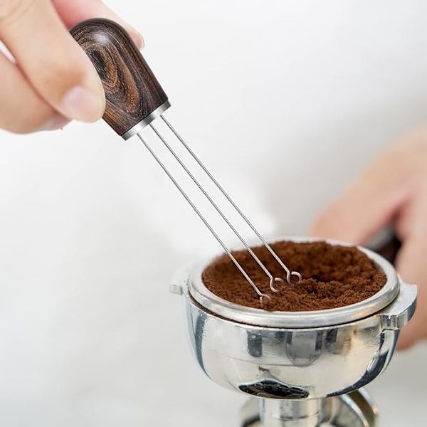 Neulajakaja, puukahvainen espressoneulajakaja, espressobarista