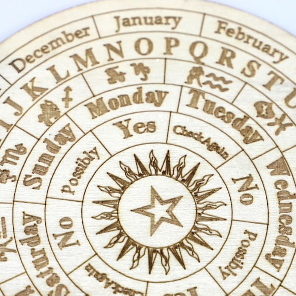 Puinen ennustuspöytä tähti- ja aurinkokuvioilla, astrologia, sauvaus, metafyysinen viesti, pyöreä levy, noituuden työkalu