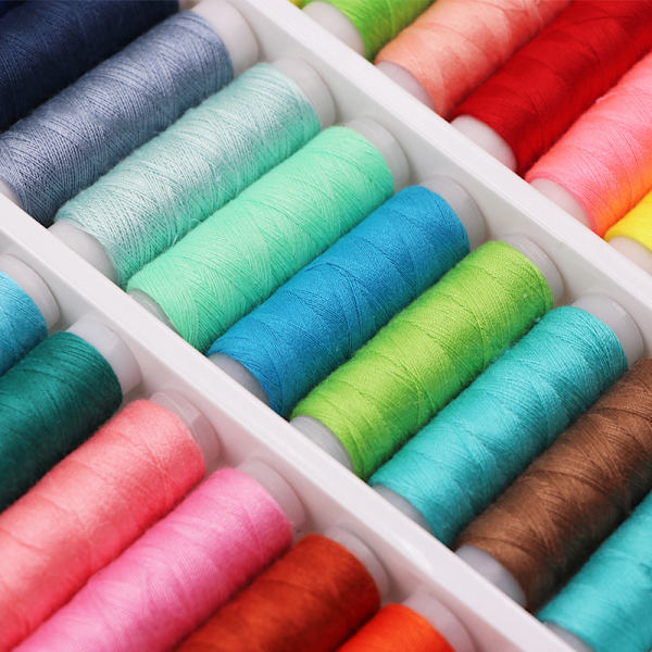50 forskellige farver polyester sytråd af høj kvalitet, 137 meter pr. stk.