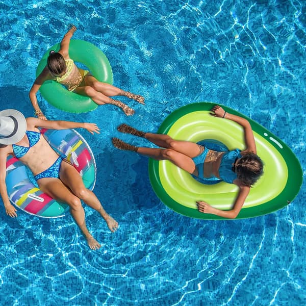 Oppustelig avocado pool floatie med bold - sjov pool floatie til sommeren