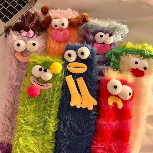 2 st gröna röda söta varma mysiga fluffiga tecknade monsterstrumpor, Cora