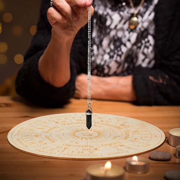 Puinen ennustuspöytä tähti- ja aurinkokuvioilla, astrologia, sauvaus, metafyysinen viesti, pyöreä levy, noituuden työkalu