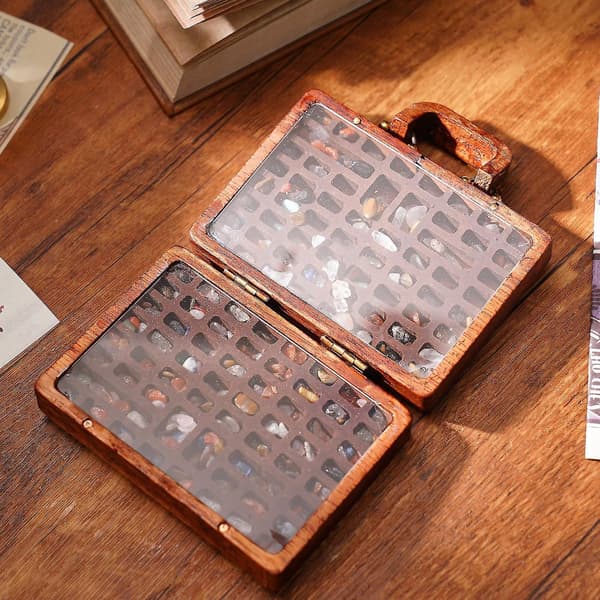 Samling av stein- og trehåndverk i koffert