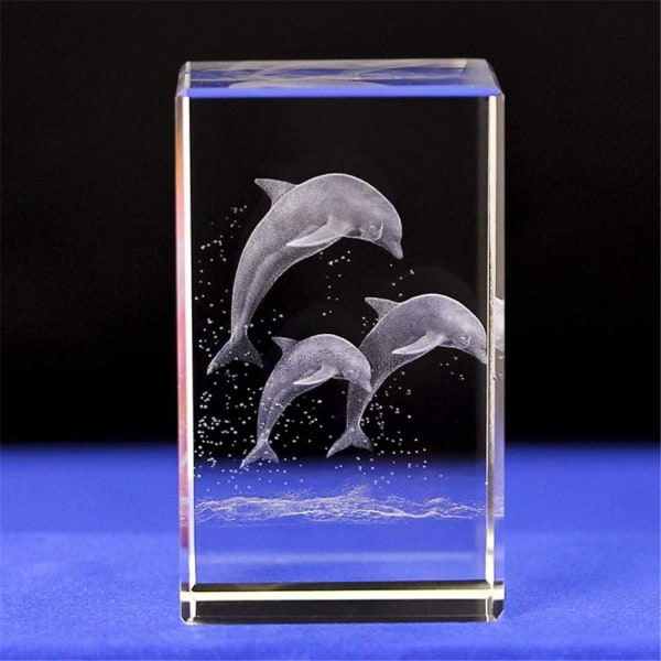 Lasergraveret krystaldekoration - 3D delfindesign - gaveæske (50 x 50 x