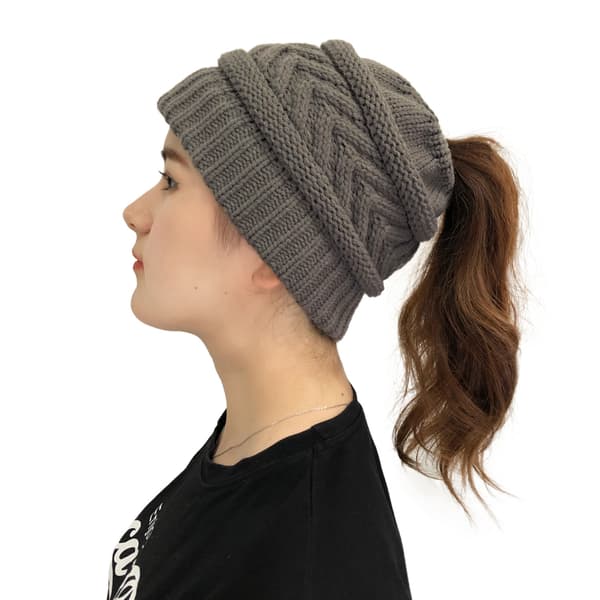 Vintermössa Ponnytail Beanie Hat för kvinnor, mjuk stretchkabel stickad rörig bulle