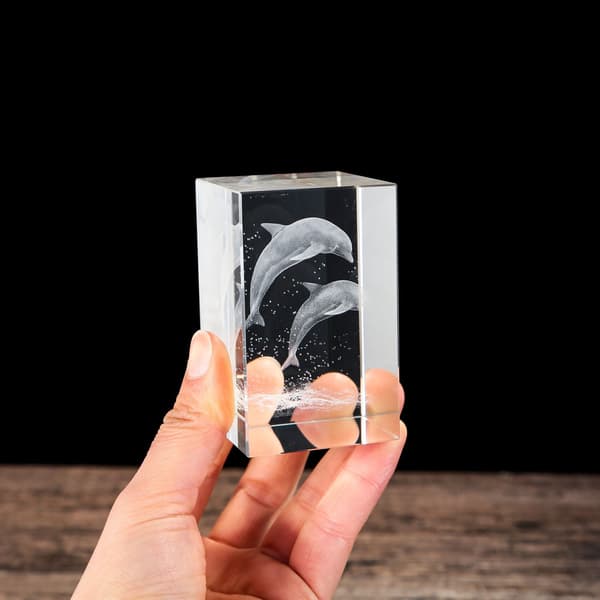 Lasergraverad kristalldekoration - 3D delfindesign - Presentförpackning (50 x 50 x 80 mm)