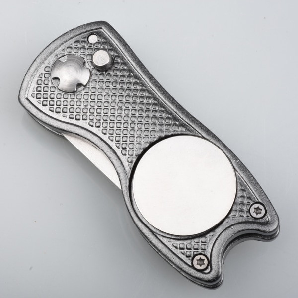 Foldbart golf-divot-værktøj i metal med pop-up-knap og magnetisk kuglemærke