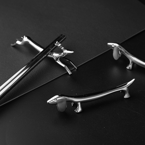 Set med 6 bestickstöd i form av en silverfärgad tax, 2,5*9 cm