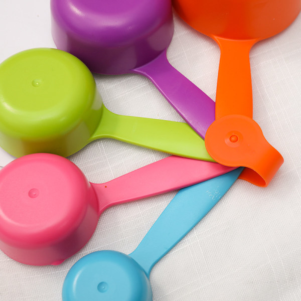 1 set med 5 professionella plastmätskedar med kaffesked, färger kan variera