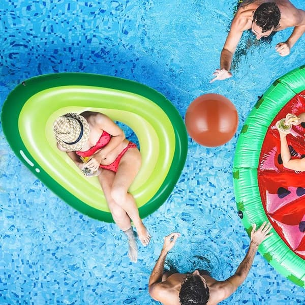 Oppustelig avocado pool floatie med bold - sjov pool floatie til sommeren
