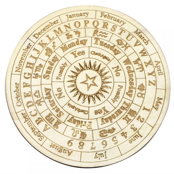 Puinen ennustuspöytä tähti- ja aurinkokuvioilla, astrologia, sauvaus, metafyysinen viesti, pyöreä levy, noituuden työkalu