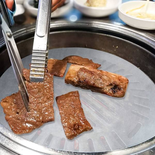 100 stk. bagepapirrunder, forudskårne cirkelformede kageformeindsatser, non-stick bagepapir med løftefaner til bagning, hvid (8 tommer)