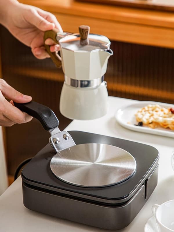Adapter til induktionsplader til brug af kaffekander og kogegrej på