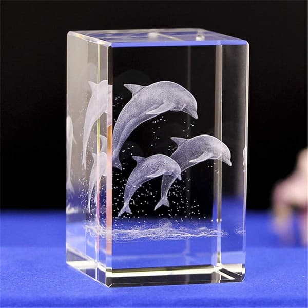 Lasergraverad kristalldekoration - 3D delfindesign - Presentförpackning (50 x 50 x 80 mm)