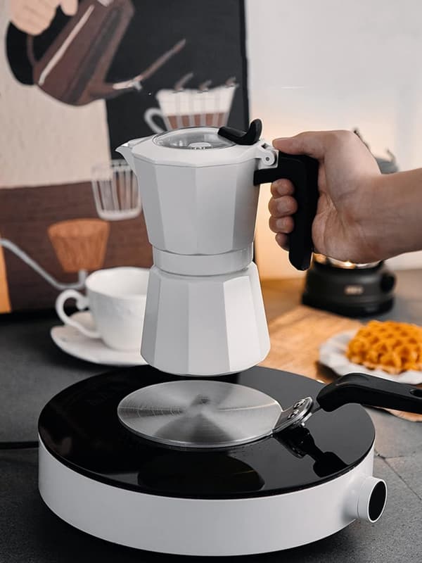 Adapter til induktionsplader til brug af kaffekander og kogegrej på