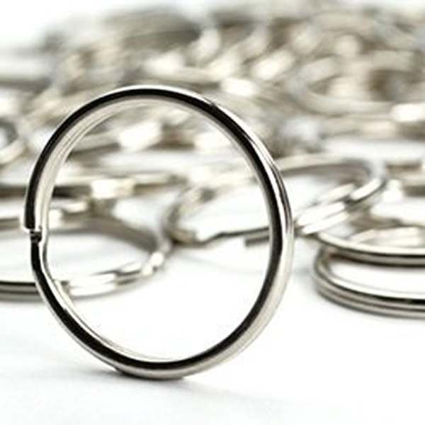 100 kappaleen avainrengassarja 10 mm:n miniavattuna rengas, jossa on kaksoisjako
