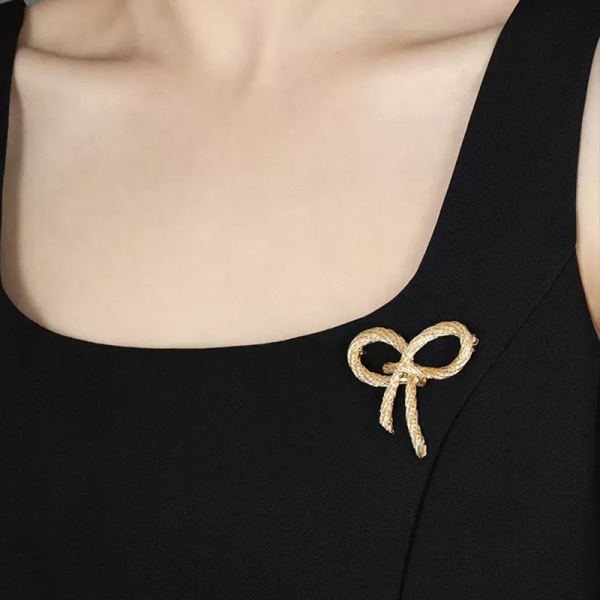 Elegant guld färgad fluga brosch slag pin för kvinnor enkel klänning kappa kofta bröllop smycken gåvor 5*4.5cm