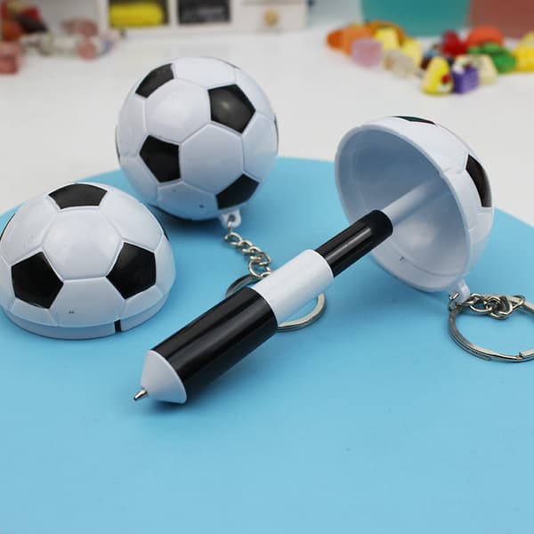 Fotbollsformat pennset med nyckelring och miniklämma