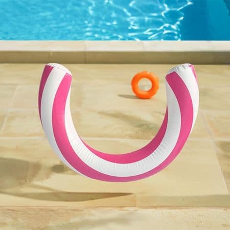 Pink oppustelig bue pool float. Holdbart og sikkert PVC-materiale. Et must-have til sommer sjov.