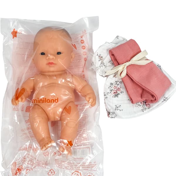 Lalka Azjatka 21 cm + komplet ubranek Przytullale