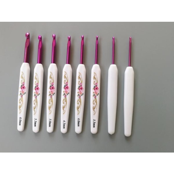 N035 - Set med 16 st. ergonomiska virknålar med snyggt fodral multifärg one size