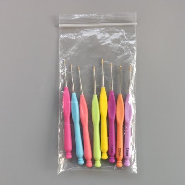 N142 - Set med 8 st. tunna ergonomiska virknålar multifärg one size