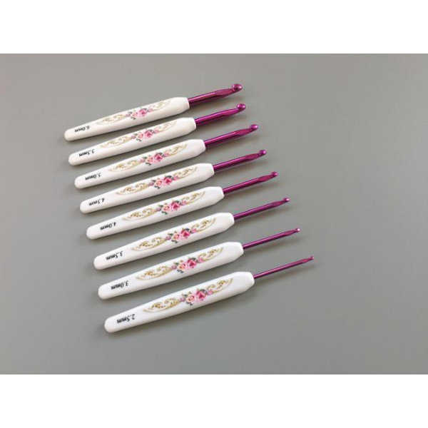 N035 - Set med 16 st. ergonomiska virknålar med snyggt fodral multifärg one size
